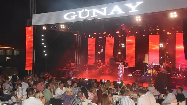 Yalıkavak'ta Melek Mosso ve Selami Şahin Rüzgarı Esti