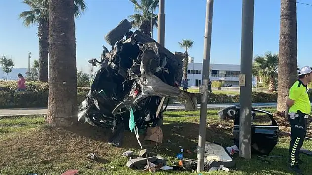 İzmir'de Otomobilin Takla Atması Sonucu 2 Kişi Hayatını Kaybetti