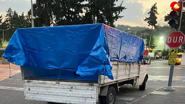 Milas'taki 2 Kamyonun Kasasında 75 Düzensiz Göçmen Yakalandı