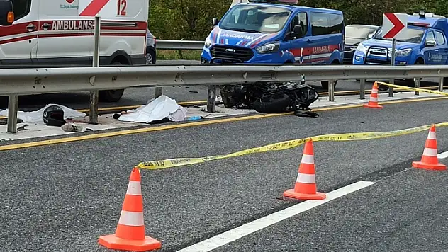 Motosiklet Refüje Çarptı, 2 Kişi Hayatını Kaybetti