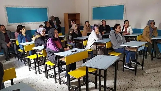 Yatağan'da Veliler Sosyal Medya Eğitimi Aldı