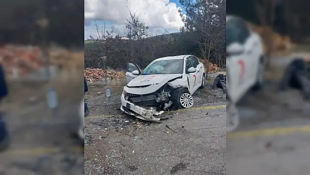 KAVAKLIDERE'DE KIZILAY ARACI KAZAYA KARIŞTI: 3 YARALI