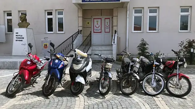 KAVAKLIDERE'DE BİR ŞAHIS ÇALDIĞI MOTOSİKLETLERİ SATMAYA ÇALIŞINCA YAKALANDI