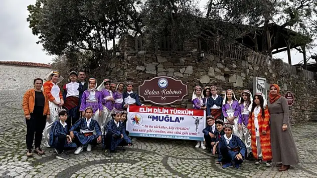 MARMARİS'TE ÖĞRENCİLER İŞARET DİLİYLE TÜRKÜ SÖYLEDİ