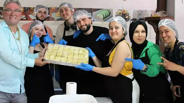 MUĞLA'NIN ÖDÜLLÜ YEMEK KÜLTÜRÜNÜ YABANCI ÖĞRENCİLER ÖĞRENİYOR