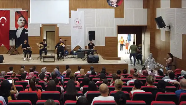 MENTEŞE'DE DEPREMZEDE MİSAFİRLER İÇİN TÜRK SANAT MÜZİĞİ KONSERİ VERİLDİ