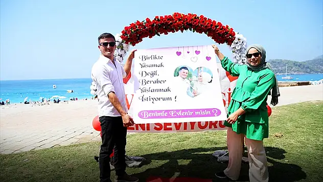 FETHİYE'DE GÖKYÜZÜNDE ROMANTİK EVLİLİK TEKLİFİ