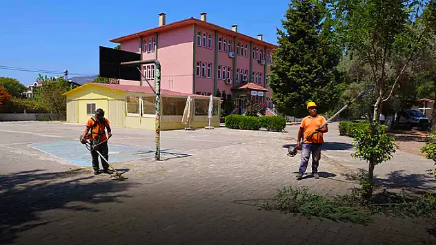 MARMARİS BELEDİYESİ, YAKLAŞAN OKUL YILI ÖNCESİ OKUL BAHÇELERİNE BAKIM YAPIYOR