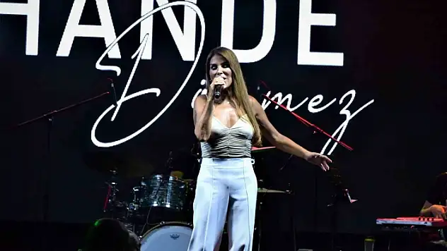 AZKA'DA YAZ KONSERLERİ HANDE DÖNMEZ İLE DEVAM ETTİ