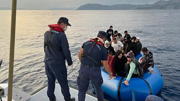 MİLAS AÇIKLARINDA DURDURULAN BOTTA 22 DÜZENSİZ GÖÇMEN YAKALANDI!