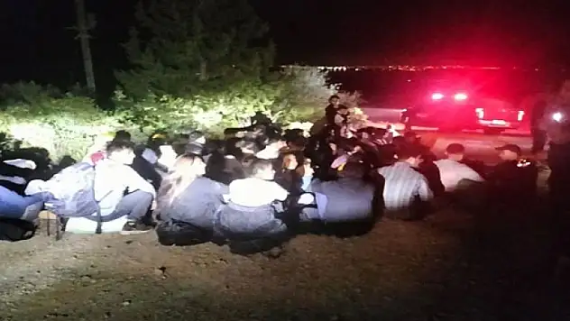 MİLAS'TA ORMANLIK ALANDA 111 DÜZENSİZ GÖÇMEN YAKALANDI!