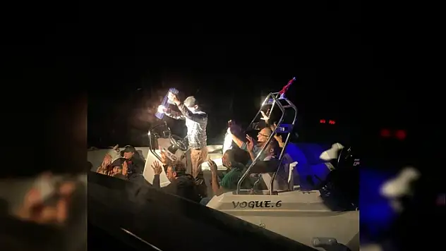 BODRUM'DA 2 GÖÇMEN KAÇAKÇISI İLE 78 DÜZENSİZ GÖÇMEN YAKALANDI!