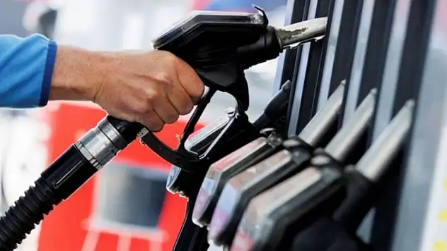 PETROL SERT DÜŞTÜ: AKARYAKITA 2 GÜNDE 3.28 TL İNDİRİM!