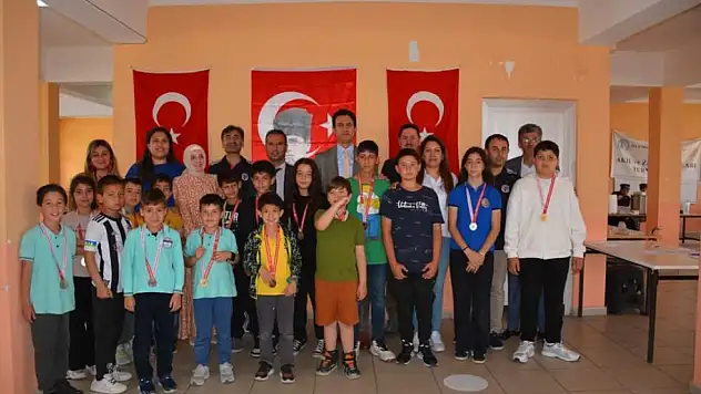 Köyceğiz'de Mavi Yeşil Okullar Projesi Satranç Turnuvası gerçekleştirildi