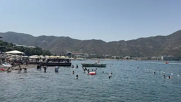 Marmaris'te boğulma tehlikesi geçiren tatilci hastaneye kaldırıldı