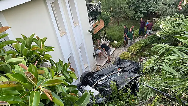 Marmaris'te feci kaza! Kontrolden çıkan araba evin bahçesine düştü