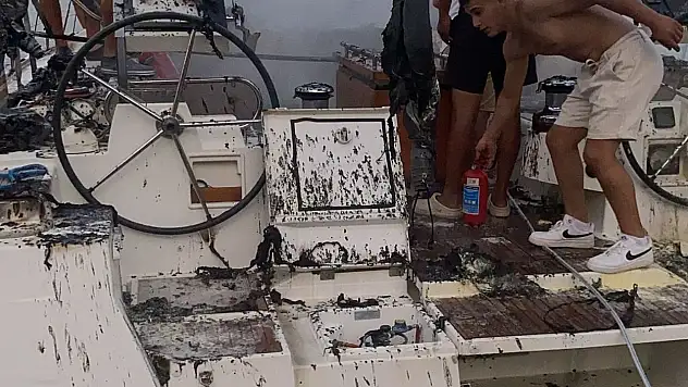 Marmaris'te lüks tekne alev alev yandı