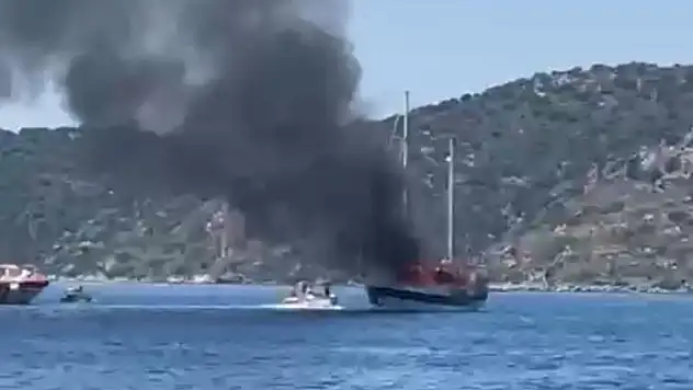 Marmaris'te yanan tekne denize battı