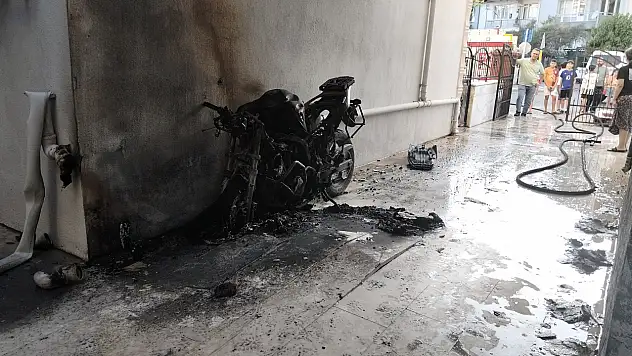 Menteşe'de korkutan yangın! Motosiklet alev aldı