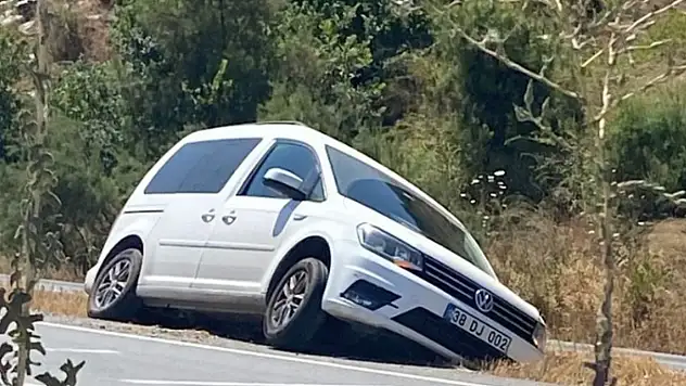 Milas-Selimiye yolunda kaza: Ticari araç refüje çıktı