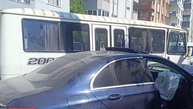 Milas'ta otomobil ve minibüs çarpıştı: 2 yaralı
