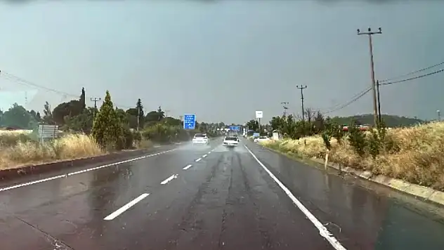 Muğla, bayramda yağmura yakalandı! Yatağan'da su birikintileri oluştu