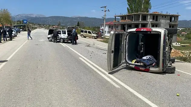 Seydikemer'de 2 otomobil çarpıştı: 5 yaralı