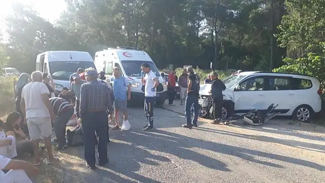 Ula'da servis minibüsü ve otomobil çarpıştı! 9 kişi yaralandı