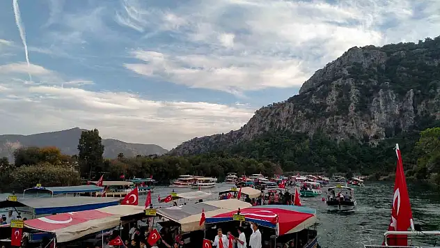 DALYAN KANALINDA CUMHURİYET BAYARMI COŞKUSU YAŞANDI