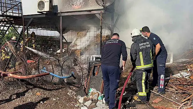 KAYNAK MAKİNESİNDEN ÇIKAN KIVILCIM, SAMAN BALYALARINI TUTUŞTURDU