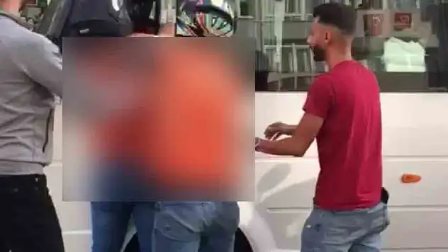 MOTOKURYELER YAŞLI ADAMI ÖLDÜRESİYE DÖVDÜ