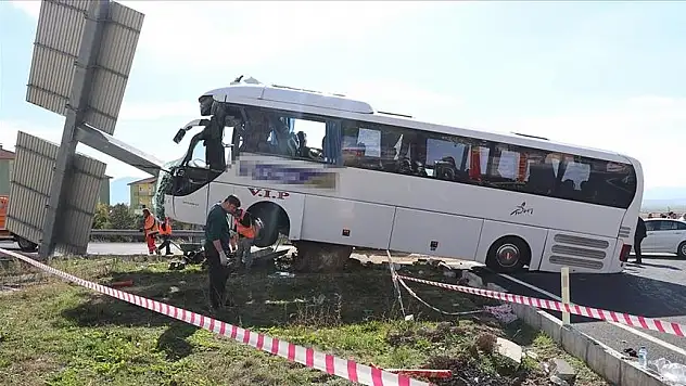 DENİZLİDE Kİ FECİ OTOBÜS KAZASINDA ÖLÜ SAYISI 3'E YÜKSELDİ