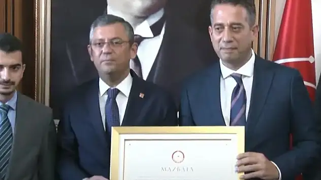 CHP GENEL BAŞKANI ÖZGÜR ÖZEL MAZBATASINI ALDI