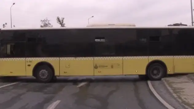 KONTROLDEN ÇIKAN İETT OTOBÜSÜ KAZA YAPTI