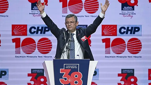 CHP'DE YENİ DÖNEM: ÖZGÜR ÖZEL BAŞKAN