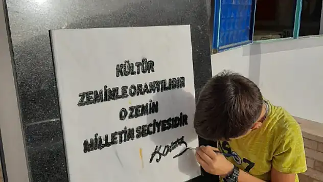 İŞTE ÖYLE BİR ÇOCUK: KENDİ ELLERİYLE ATATÜRK BÜSTÜNÜ YENİLEDİ