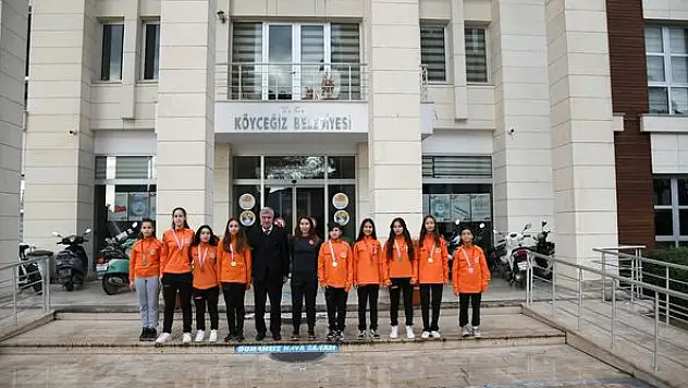 ŞAMPİYON GÜREŞÇİLERDEN BAŞKAN CEYLAN'A ZİYARET