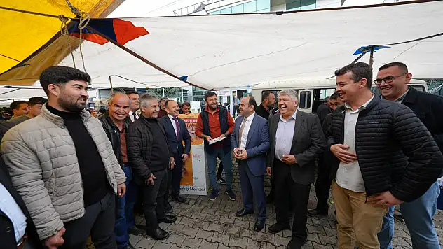 BAŞKAN ADAYI AKDENİZLİ PAZAR ESNAFINI ZİYARET ETTİ