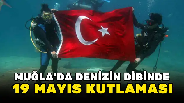 DENİZİN DİBİNDE TÜRK BAYRAĞI AÇIP, 19 MAYIS'I KUTLADILAR