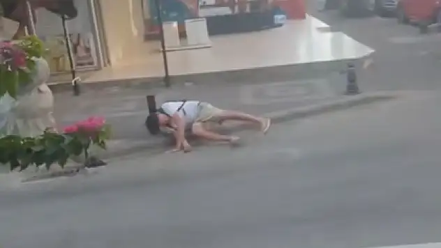 MARMARİS'TE ŞAŞIRTAN MANZARA! TURİST SOKAKTA UYUYA KALDI
