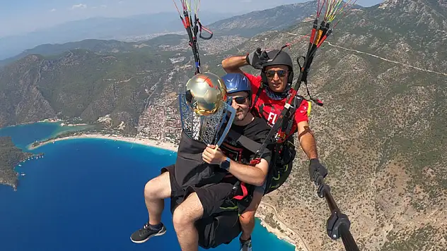 GALATASARAY'IN ŞAMPİYONLUK KUPASIYLA YAMAÇ PARAŞÜTÜ YAPTILAR