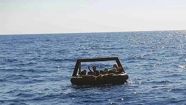 26 DÜZENSİZ GÖÇMEN YUNANİSTAN TARAFINDAN TÜRK KARASULARINA GERİ İTİLDİ