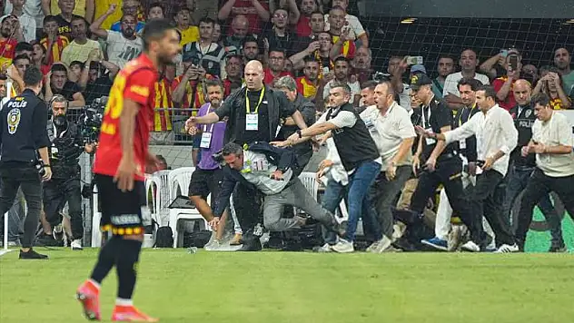 GÖZTEPE - FENERBAHÇE MAÇINDA ALİ KOÇ'A SALDIRI! ARKADAN GELDİ, NE OLDUĞUNU ANLAYAMADAN YERE KAPAKLANDI