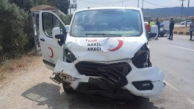 MENTEŞE'DE KIZILAY ARACI İLE OTOMOBİL ÇARPIŞTI: 1'İ AĞIR İKİ YARALI