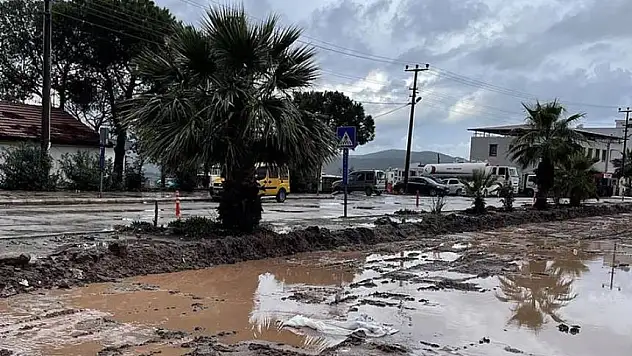 MUĞLA'NIN İLÇELERİ SAĞANAK YAĞIŞA TESLİM OLDU