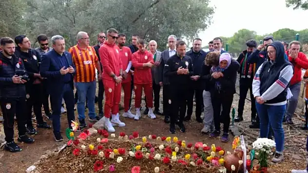 Bodrum'daki Galatasaray heyetinden, Yiğit Kurt'un mezarını ziyaret