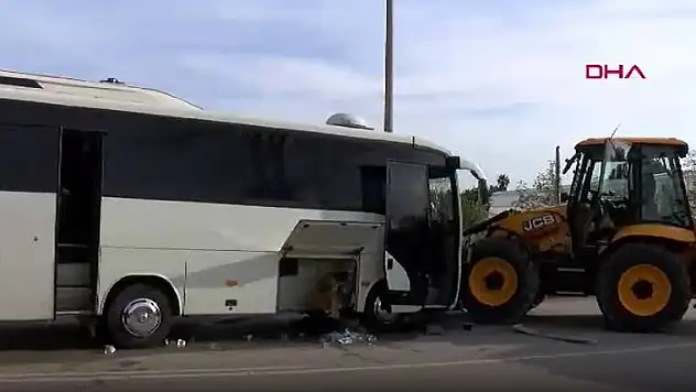 Midibüs ile iş makinesi çarpıştı: Çok sayıda yaralı var!