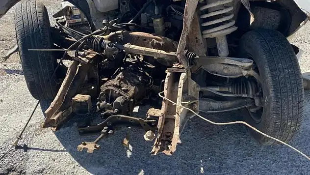 Yatağan'daki trafik kazasında otomobil ortadan ikiye bölündü!