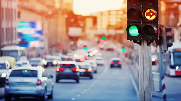 Yeni trafik düzenlemesi yolda: Hız tabelaları değişiyor!