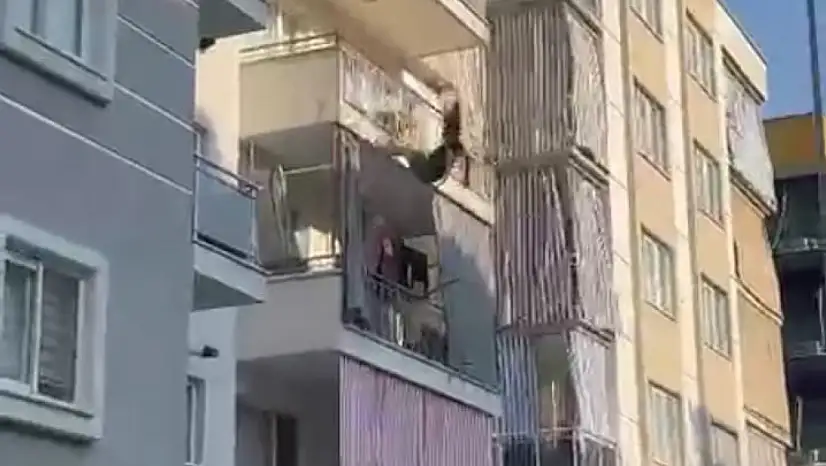 17 yaşındaki genç kız kendini balkondan attı
